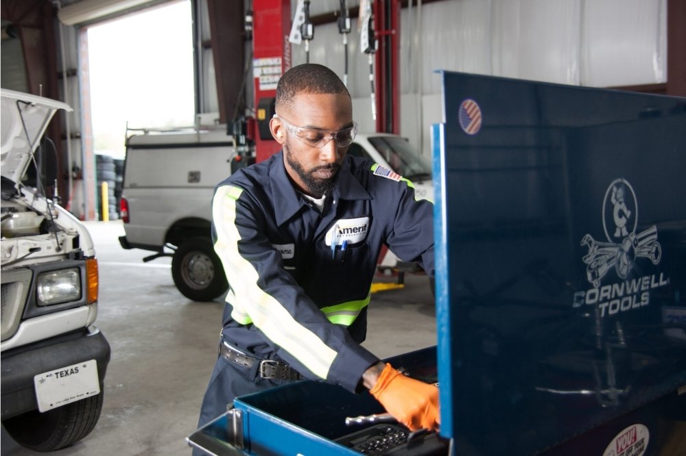 Amerit technician performing emergency maintenance on a truck at a Texas Fleet Service Center.