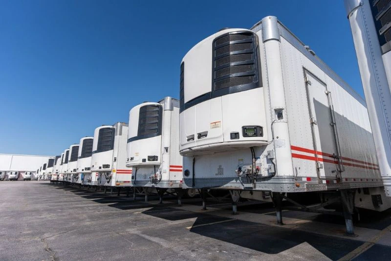 Food and beverage fleet reefer trailers at grocery facility.